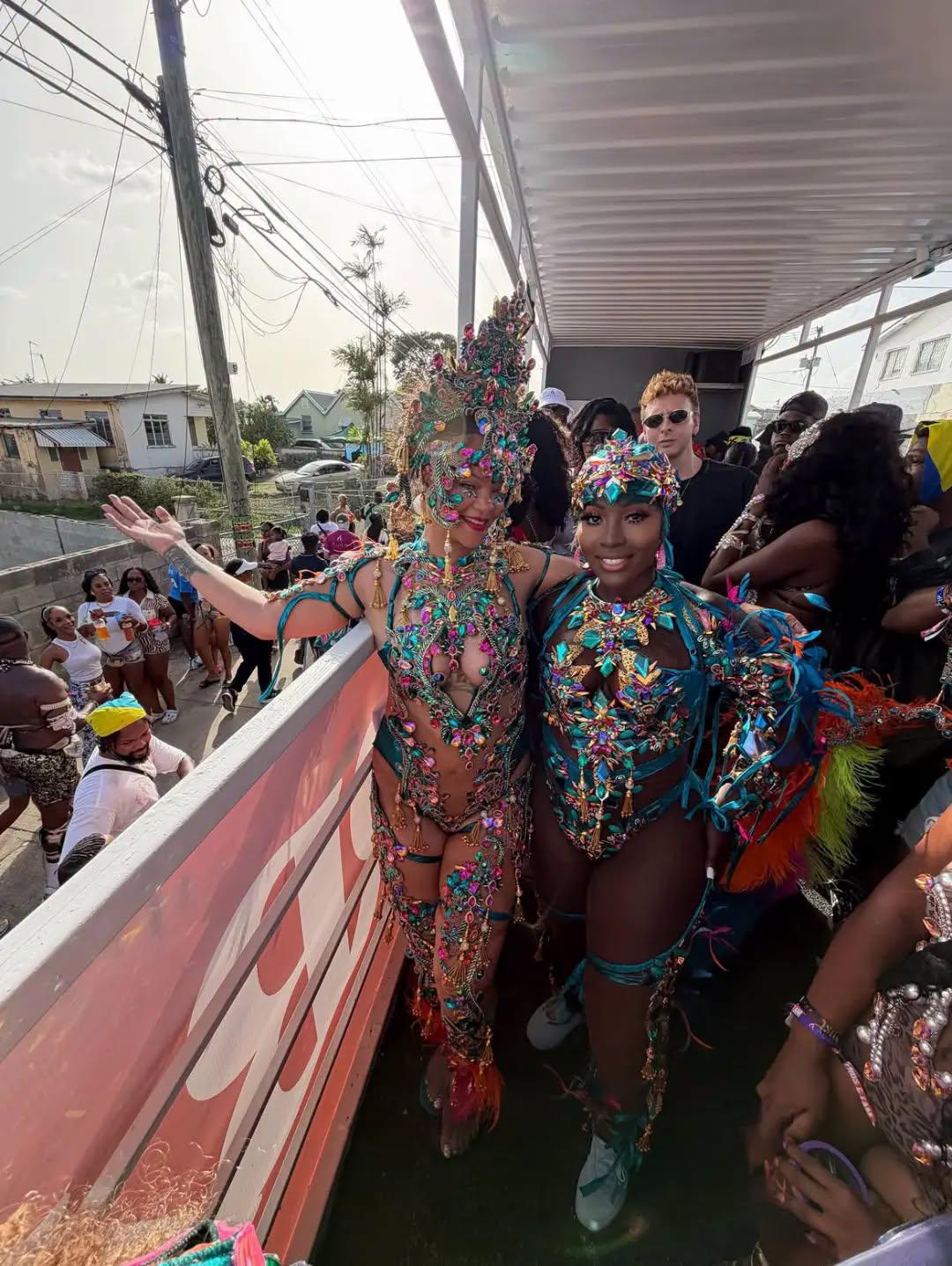$!Rihanna recorrió las calles de Barbados en el tradicional desfile.