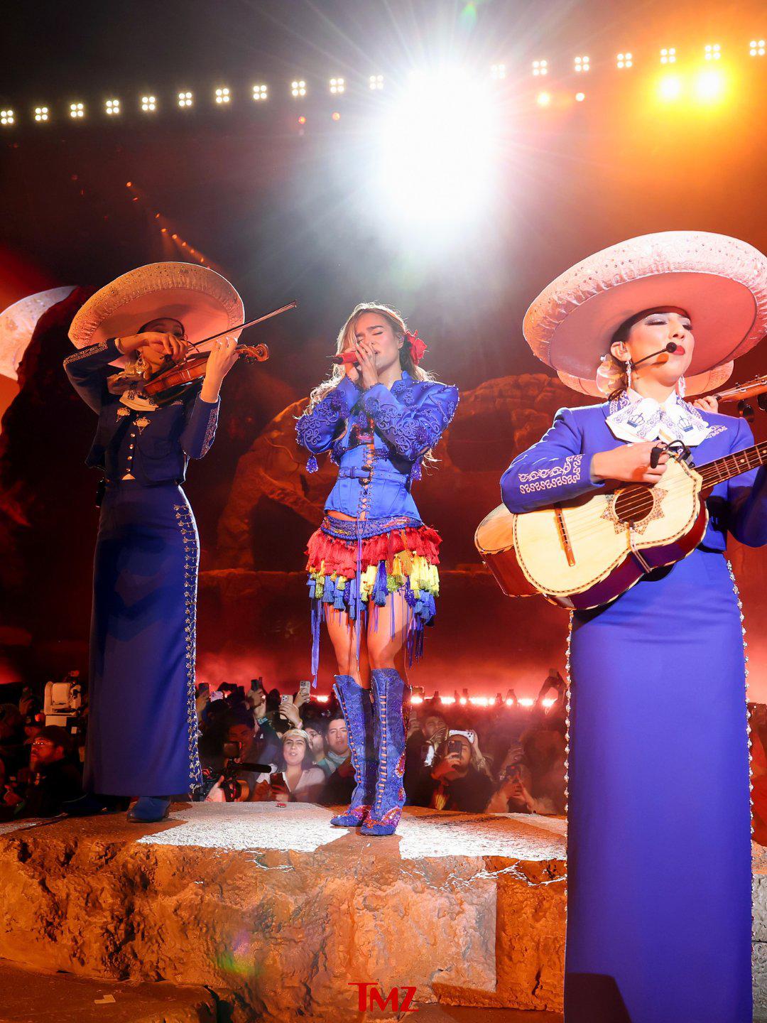$!La artista estuvo acompañada por un mariachi femenino.
