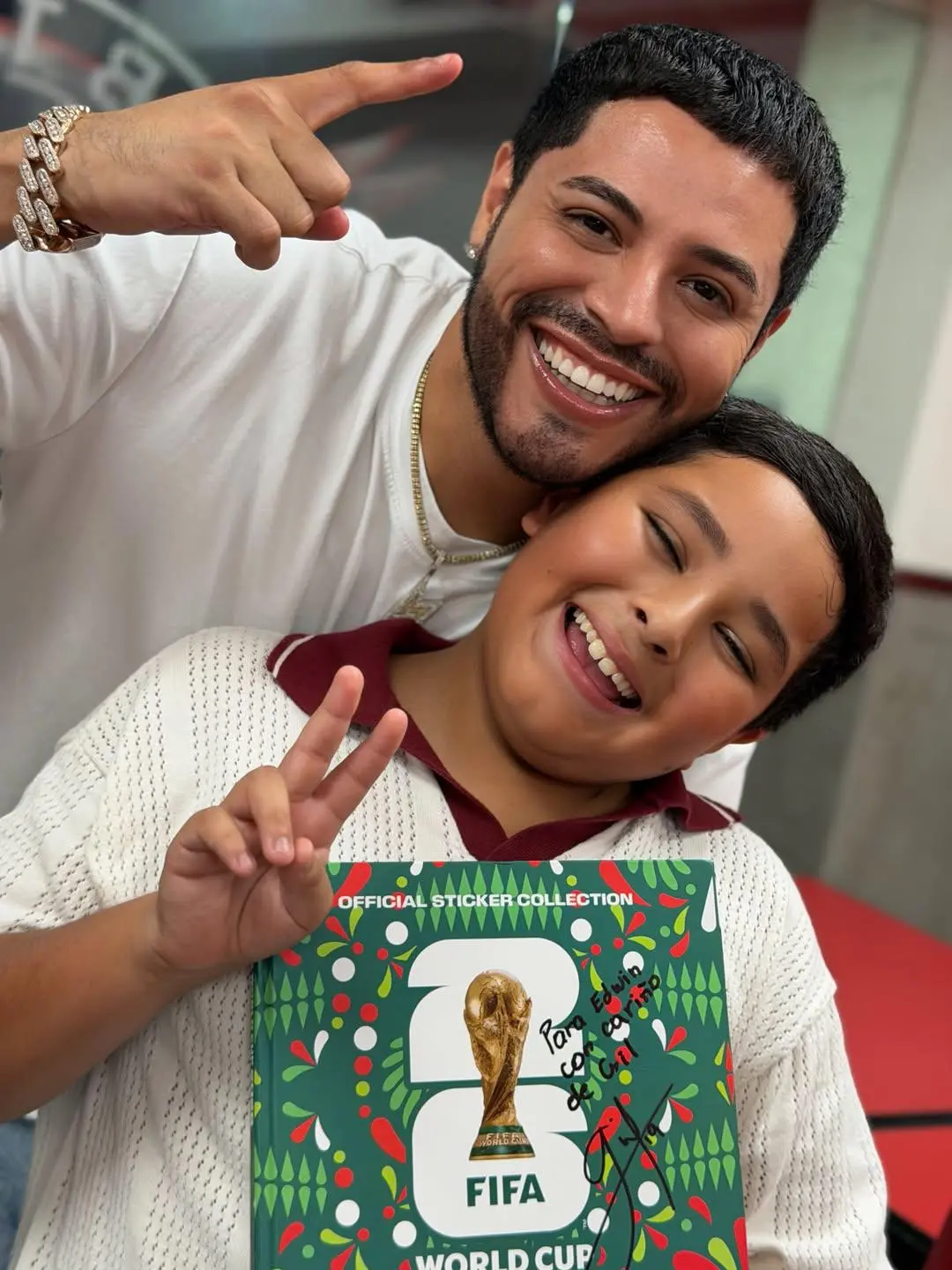 $!El pequeño Eduin se llevó su álbum autografiado.