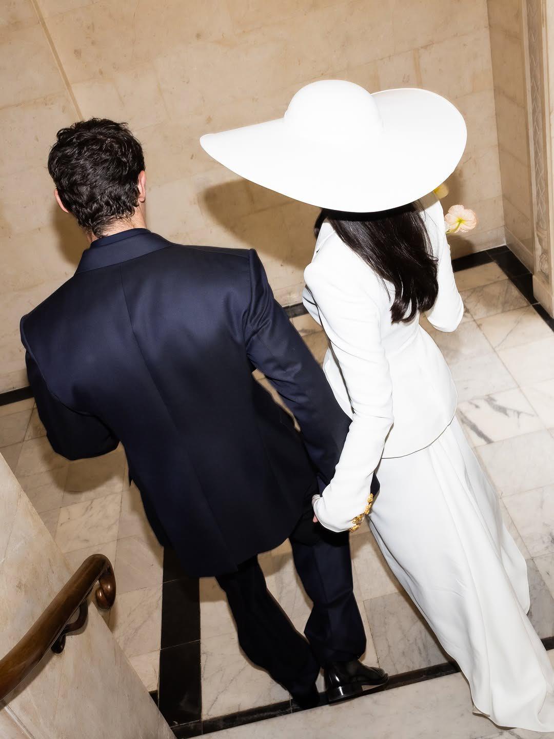 $!Dua Lipa y Callum Turner hicieron oficial su relación en 2024 y en 2025 confirmaron su compromiso.