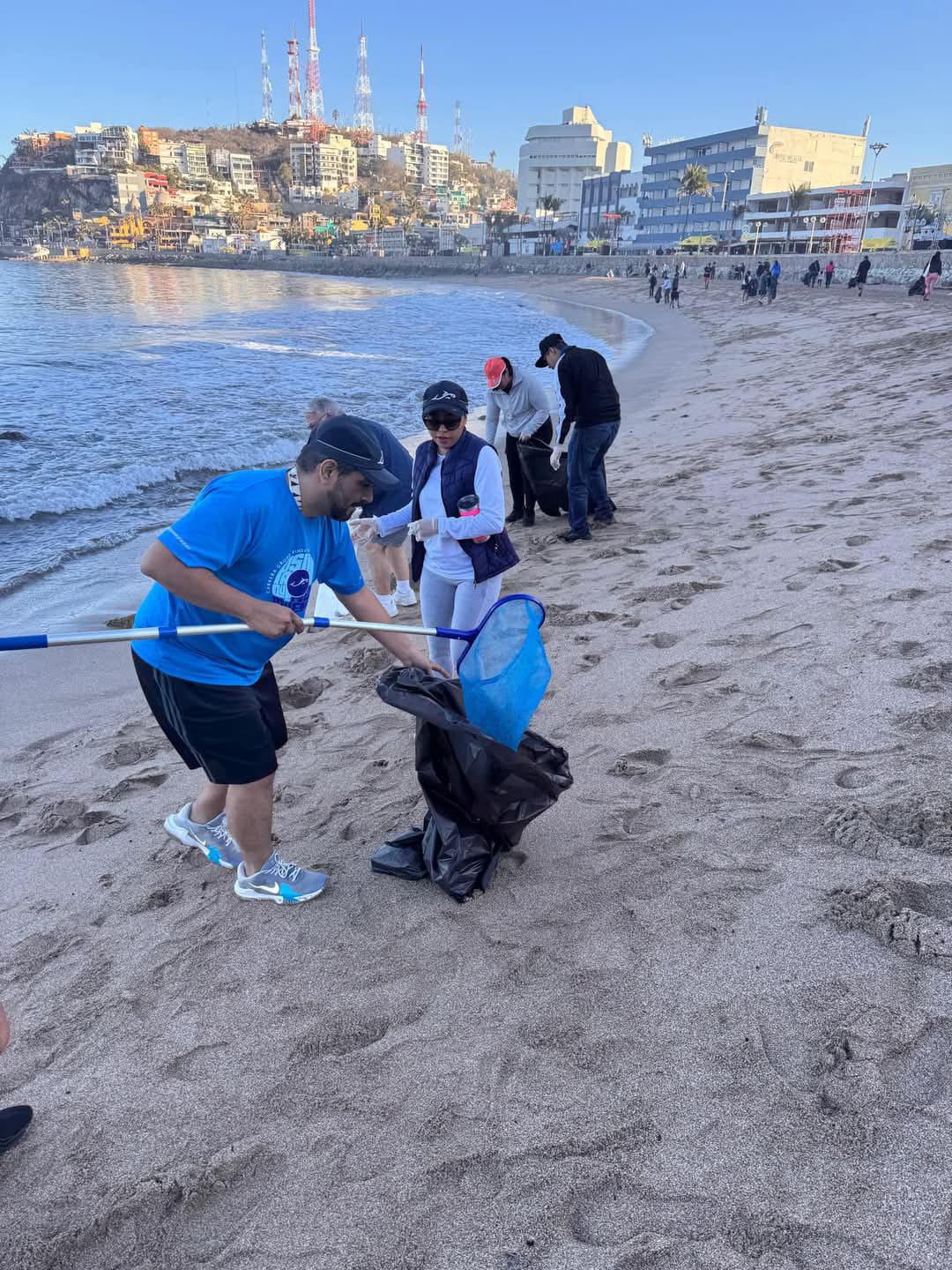 $!Se suma MazConCiencia a la limpieza carnavalera de Olas Altas después de Combate Naval