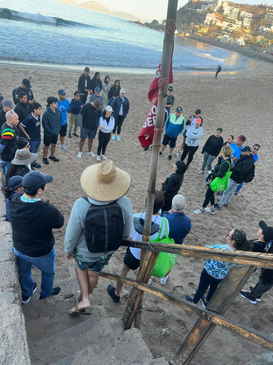 $!Se suma MazConCiencia a la limpieza carnavalera de Olas Altas después de Combate Naval