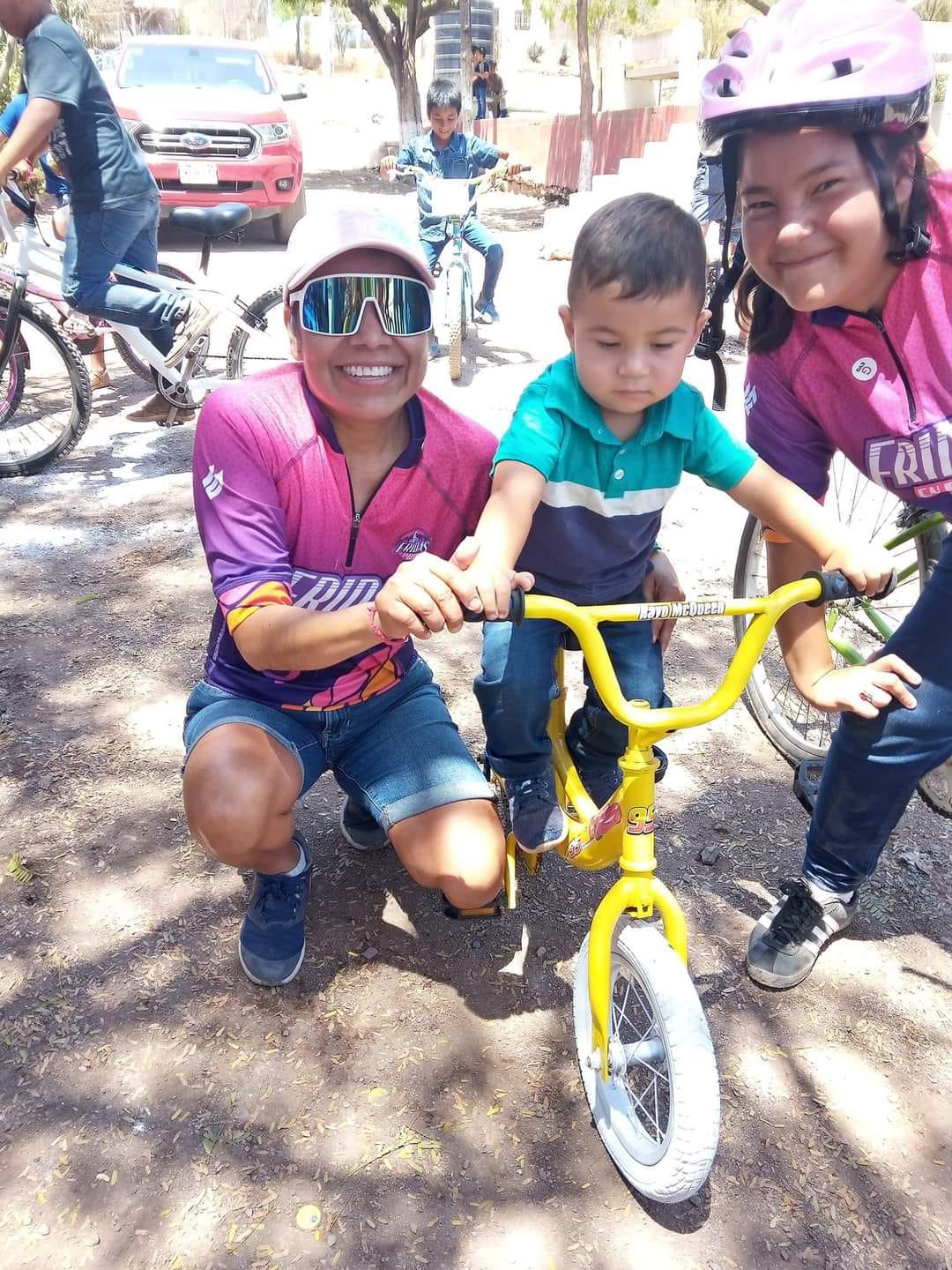 $!Fridas en Bici Sinaloa hace felices a las niñas y niños de El Armadillo, en Mazatlán