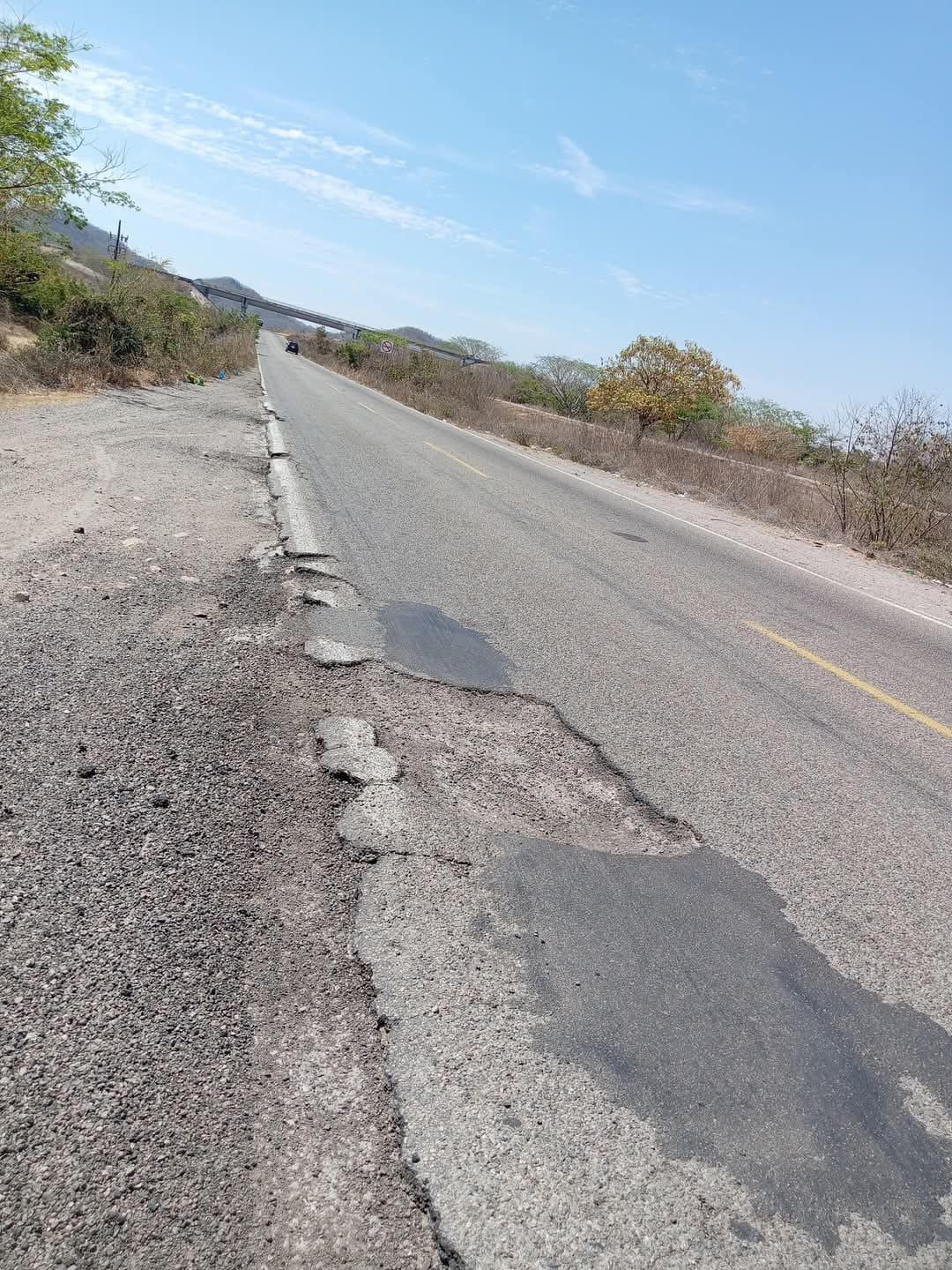$!Alertan sobre socavón en la carretera México 15 entre Rosario y Escuinapa
