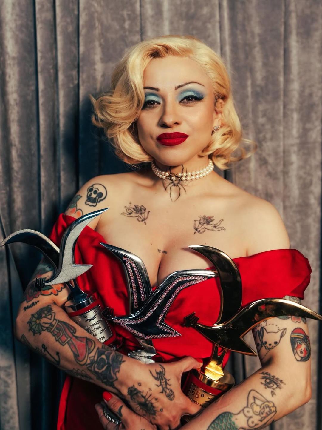 $!La cantante se convierte en la sexta persona en recibir la Gaviota de Platino.