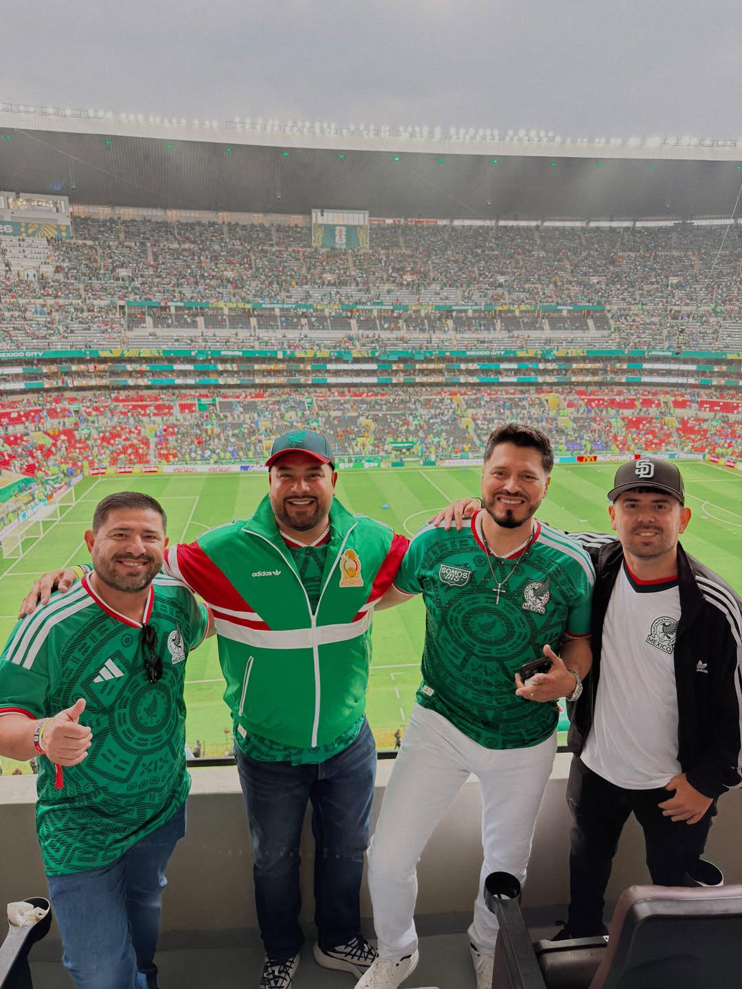 $!Sergio Lizárraga, Alan Ramírez, Walo Silvas y otro músico de la banda, presentes en el Azteca.