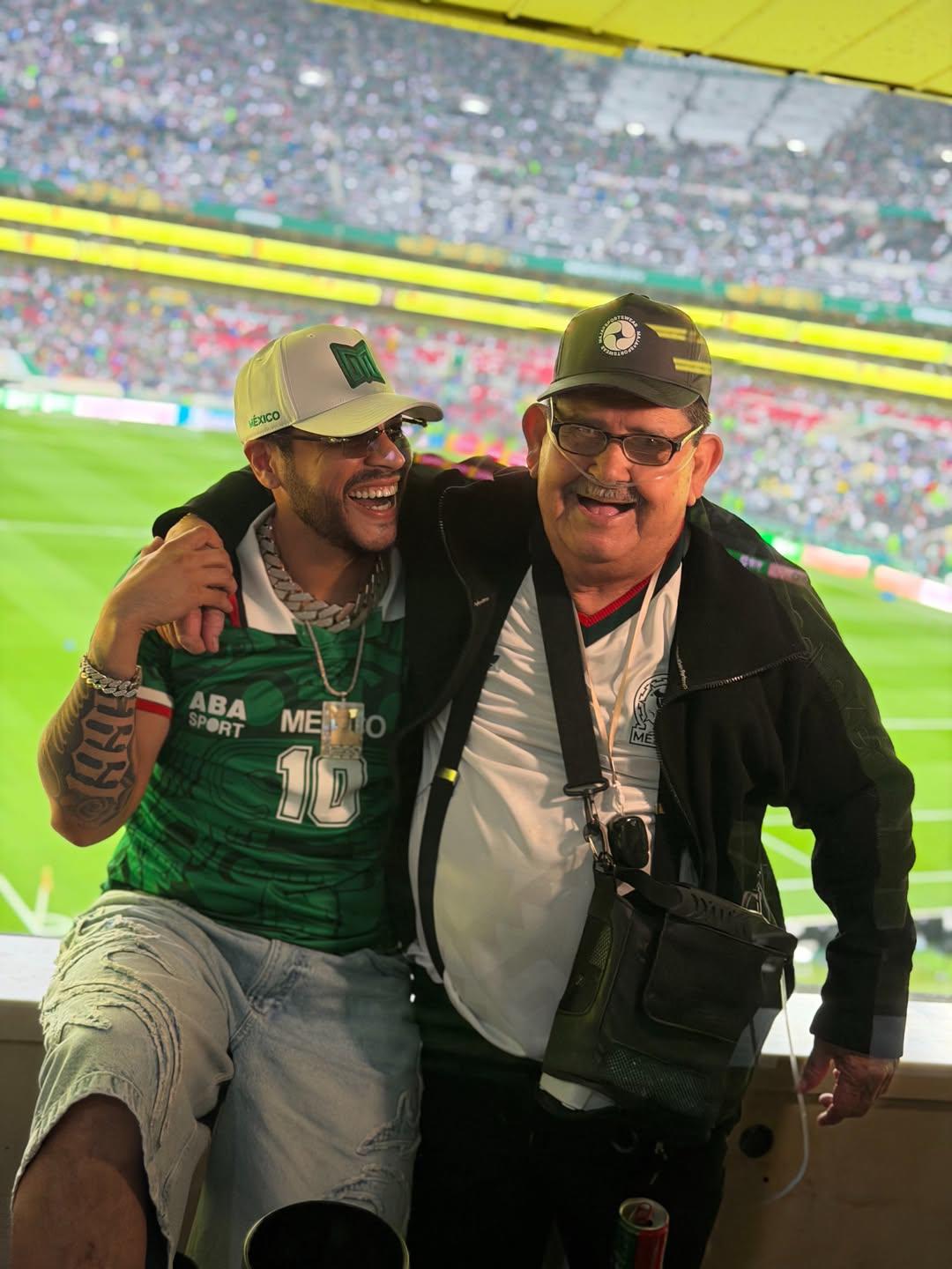 $!Eduin Caz junto a su abuelo en el Estadio Azteca.