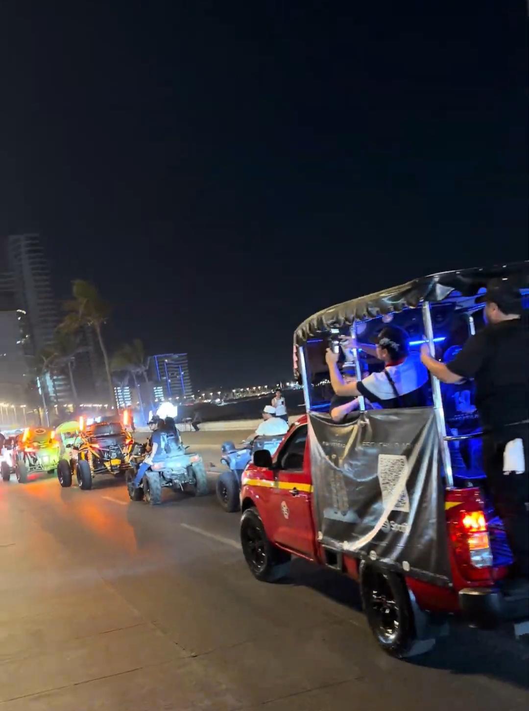 $!Grupo Clasificado recorrió el malecón de Mazatlán para celebrar junto a sus seguidores el lanzamiento de su álbum Décimo Aniversario.