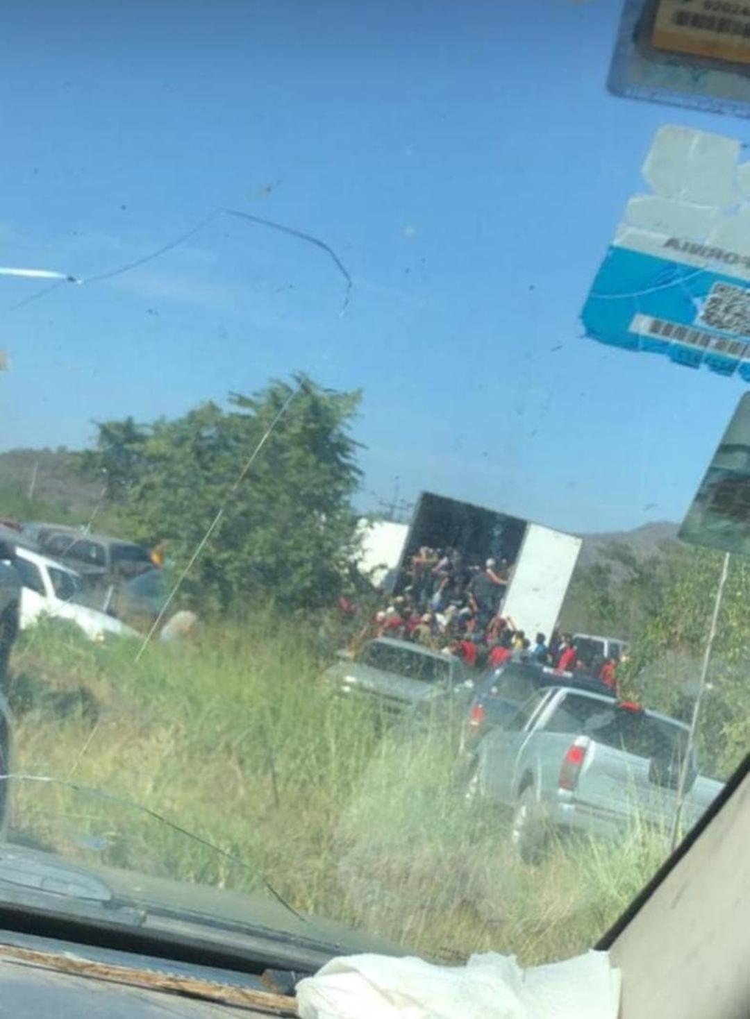 $!La rapiña al sur de Escuinapa se presenta otra vez en tráiler volcado