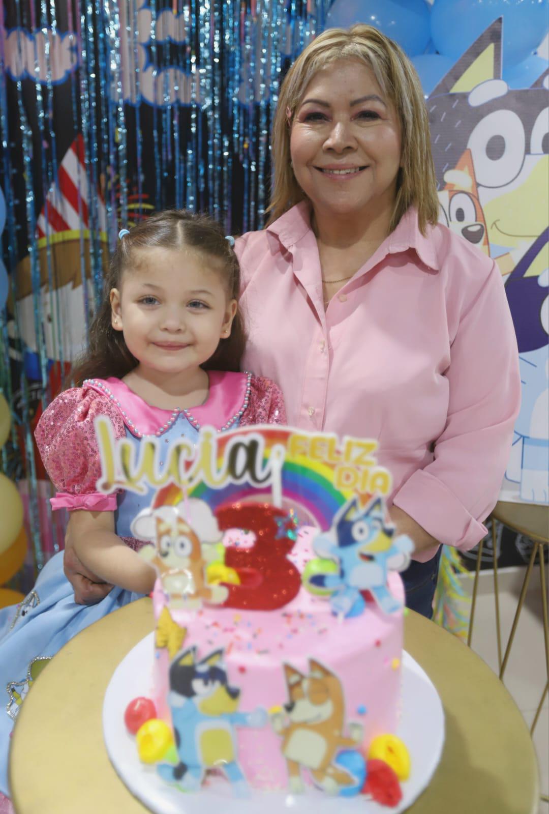 $!Lucía Adara Llamas Serrano junto a su abuelita Lucinda Ramos Ayala.