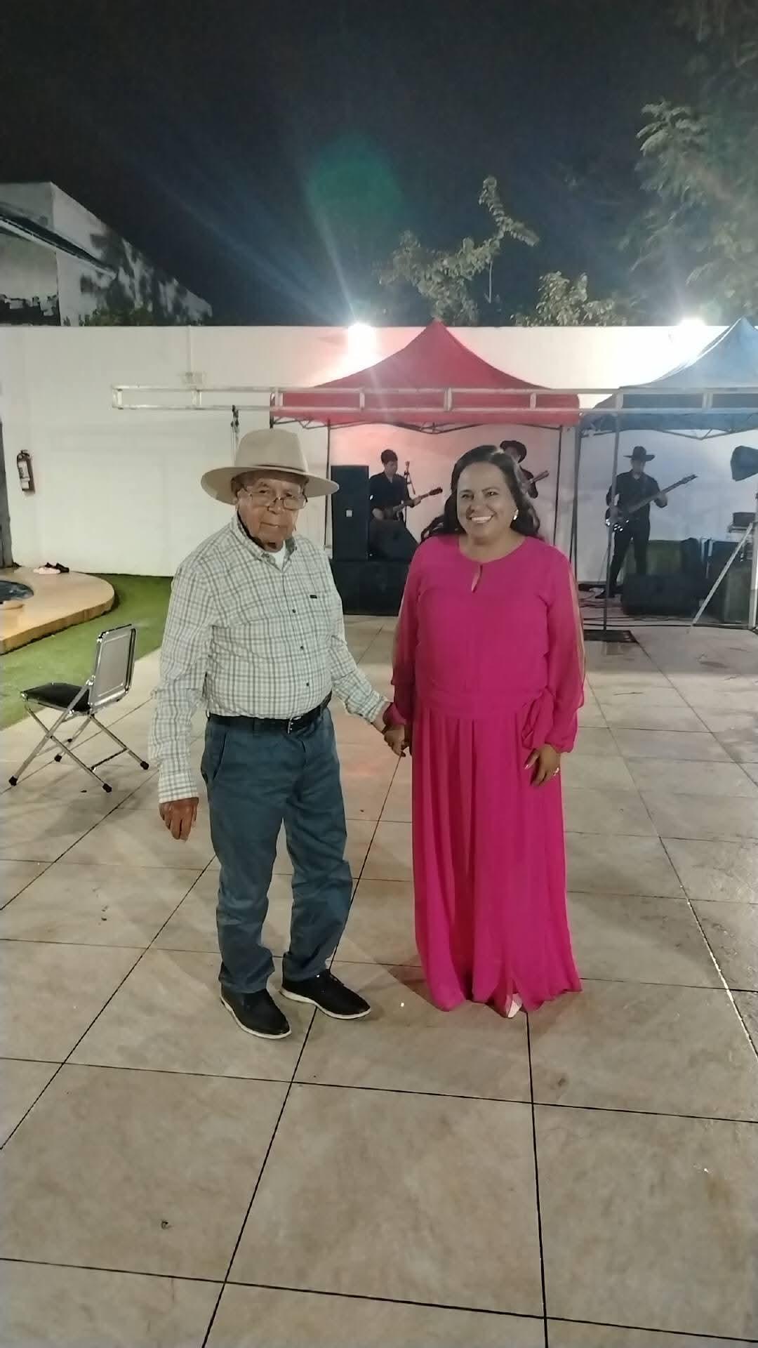 $!La cumpleañera al momento de bailar el vals con su papá.