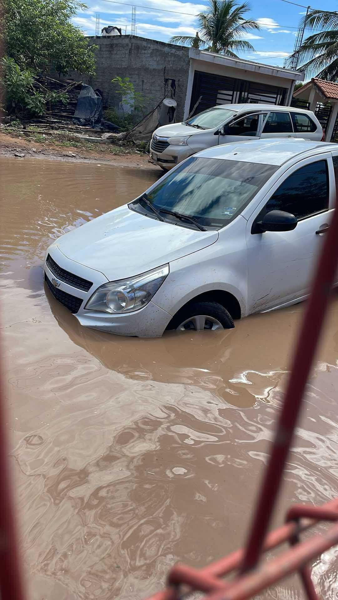 $!En Isla del Bosque calles quedan intransitables por charcos