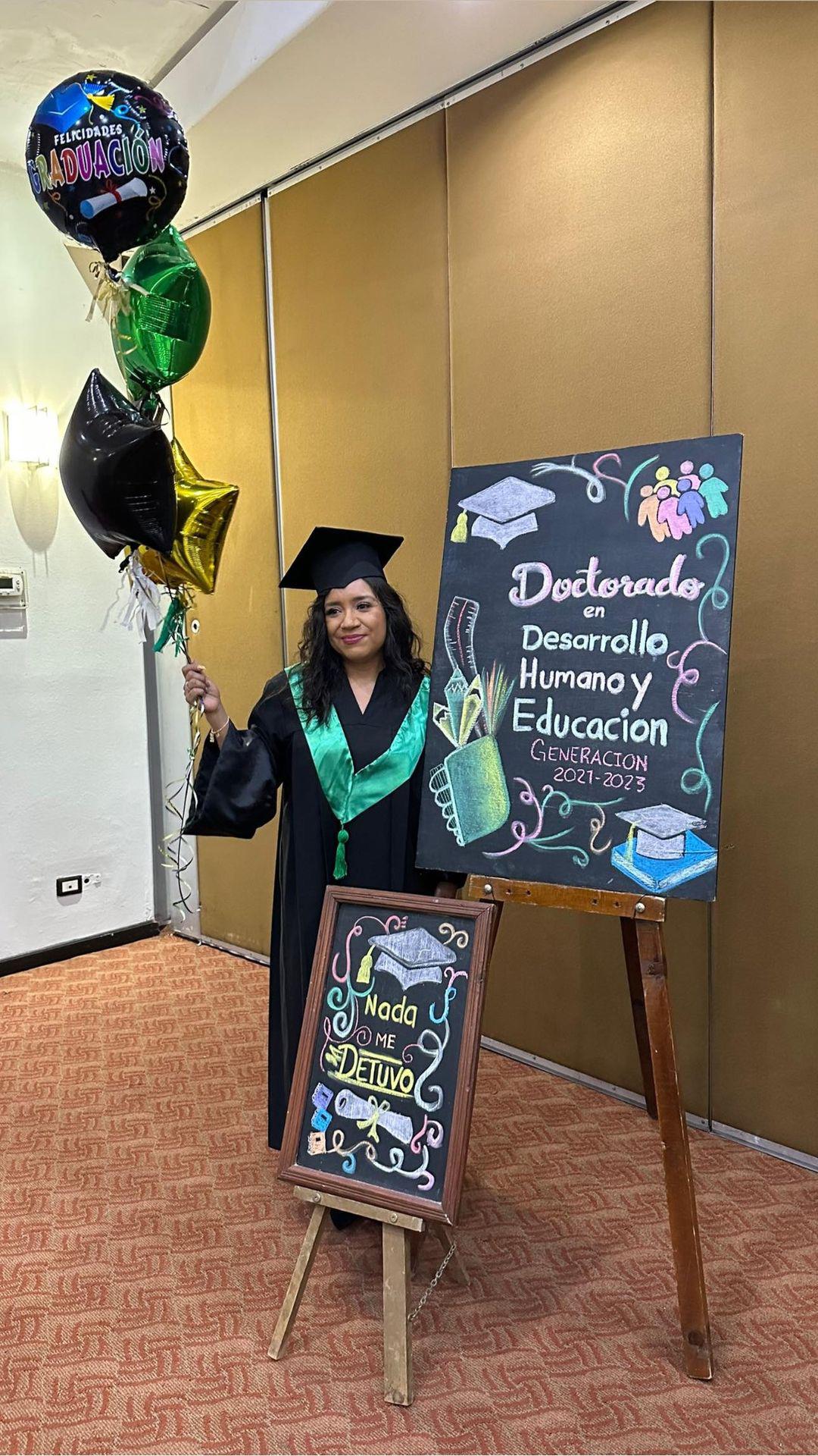 $!Yuniva Cristabel Salcedo Vega, celebrando su graduación de doctorado.