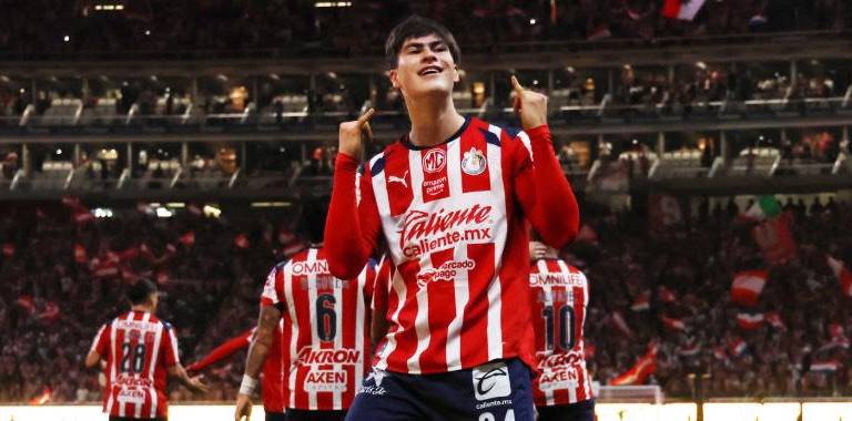 El joven delantero se inmortaliza en el Clásico Tapatío y acerca al Rebaño a la Liguilla.