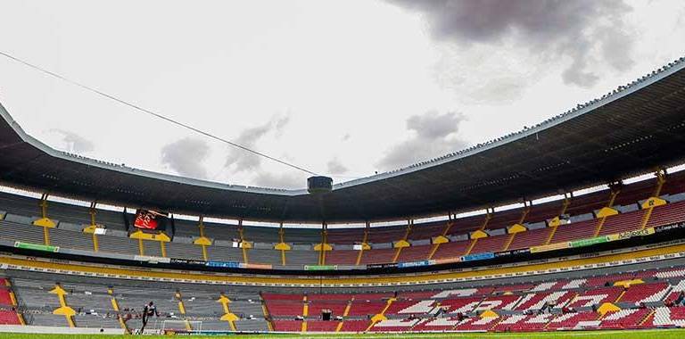 La cancha del Estadio Jalisco no está en óptimas condiciones.