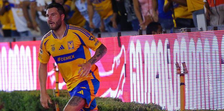 Histórico gol de André-Pierre Gignac en el empate de Tigres contra León