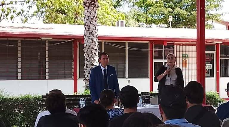 El autor compartió experiencias con alumnos del CECATI 32.