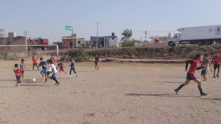 La academia rojinegra entrena por las tardes en su campo en Escuinapa.