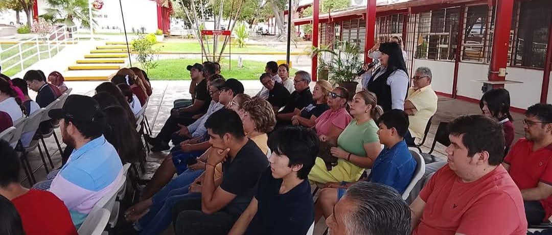 $!Alumnos escucharon atentos al autor.