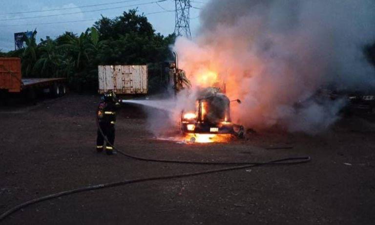 Se incendia tractocamión en patio de maniobras de empresa al sur de Mazatlán