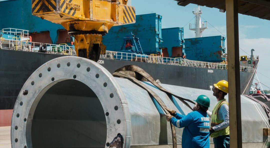 $!Llegan a Mazatlán mega estructuras eléctricas desde China