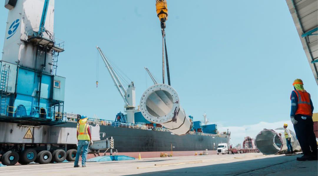 $!Llegan a Mazatlán mega estructuras eléctricas desde China