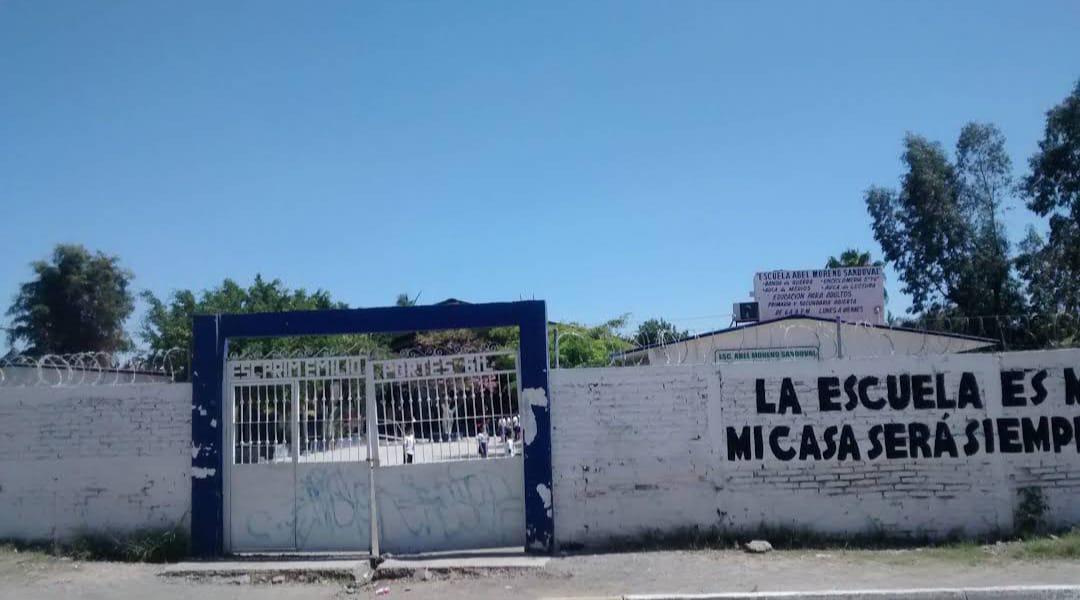 $!Protestan padres de familia en primaria, en Mazatlán, porque les quieren quitar aula acondicionada por ellos
