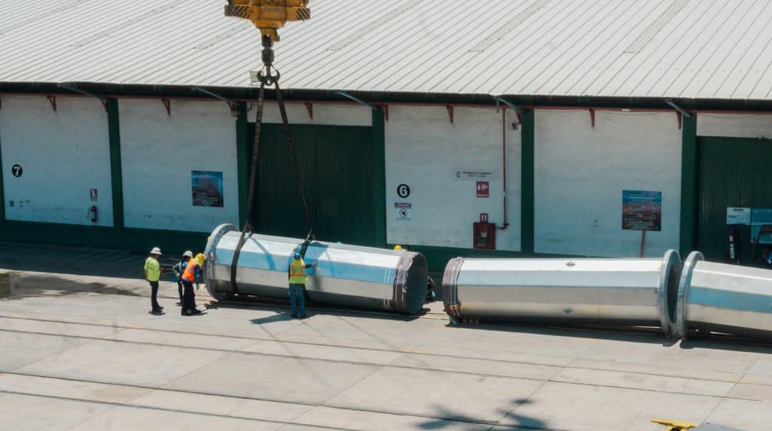 $!Llegan a Mazatlán mega estructuras eléctricas desde China