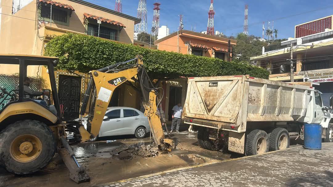 $!Reparan fuga de agua en Centro Histórico en Mazatlán
