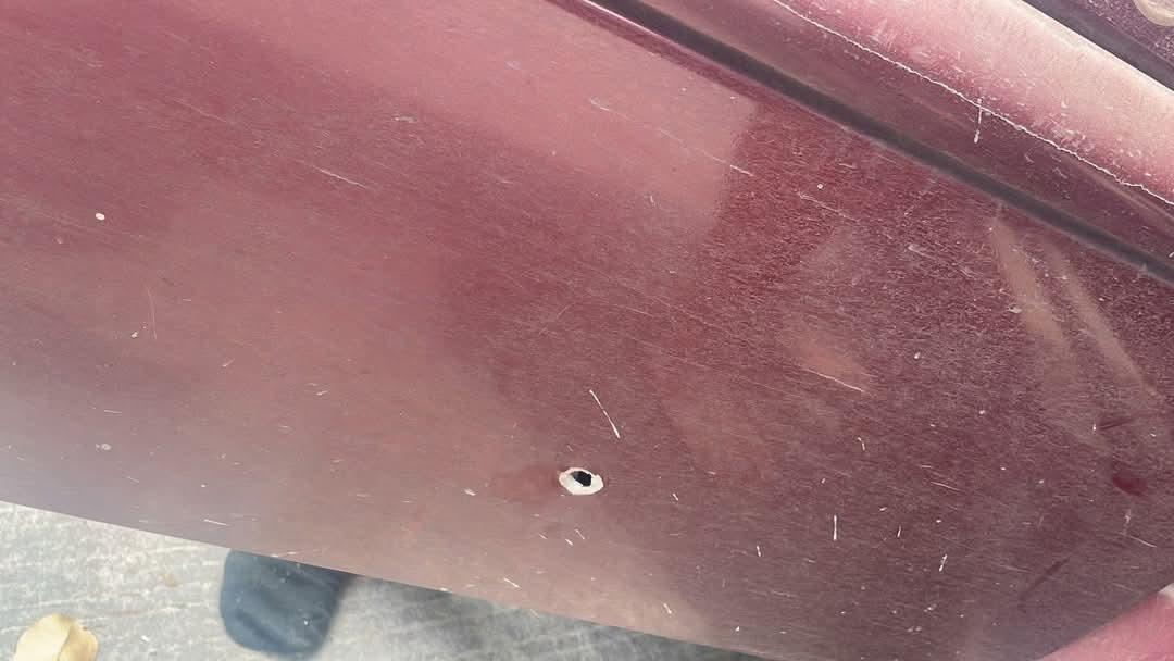 $!Vehículos de civiles resultan dañados por impactos de bala tras ataque a padre e hijo, en Culiacán