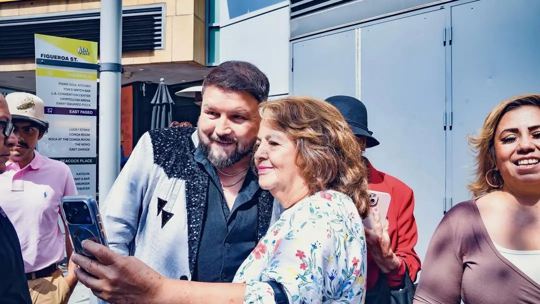 $!Poncho Lizárraga convive con los fans a su llegada.