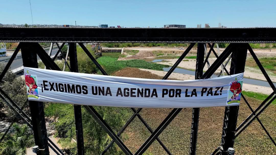 $!‘Culiacán Valiente’ coloca lona en el Puente Negro exigiendo paz