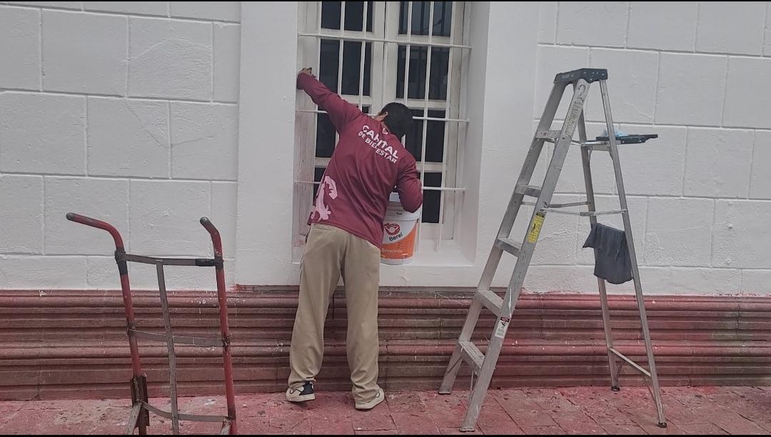 $!Limpian paredes del Palacio de Gobierno y Ayuntamiento de Culiacán, tras marcha del 8M