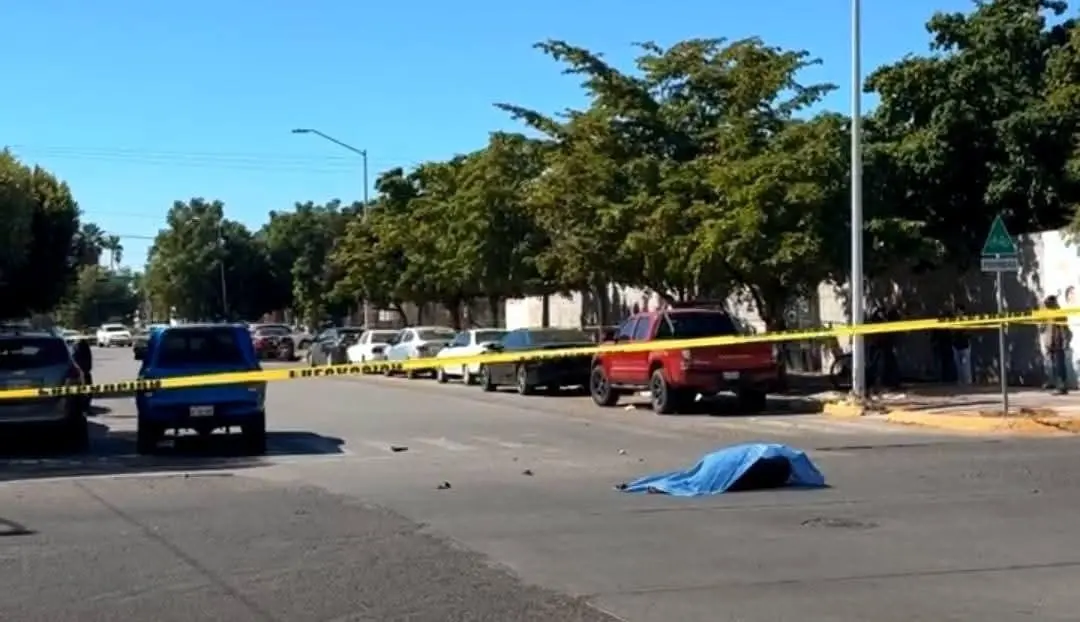 $!Muere motociclista tras impactarse contra una camioneta que no respetó el alto, en Los Mochis