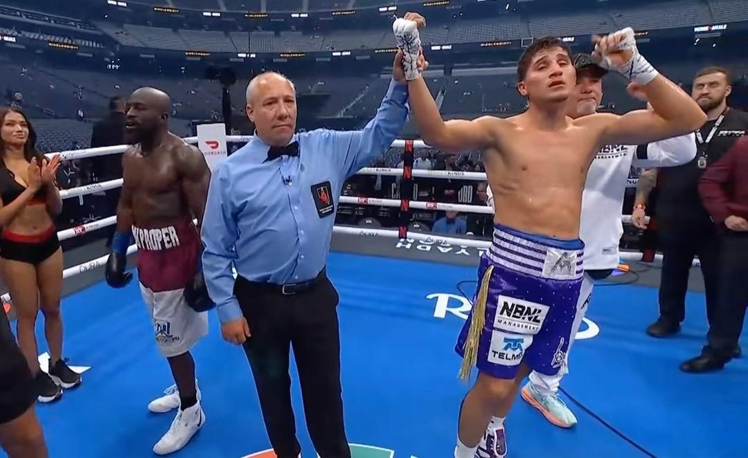 $!Marco Verde sigue invicto al vencer por KO técnico a Sona Akale en el cuarto round