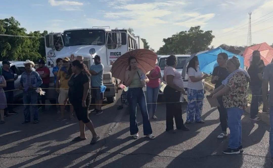 $!Bloquean carretera Los Mochis-El Fuerte en La Constancia para exigir solución a 3 días sin luz
