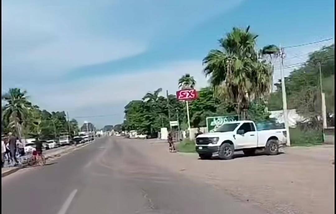 $!Bloquean carretera Los Mochis-El Fuerte en La Constancia para exigir solución a 3 días sin luz