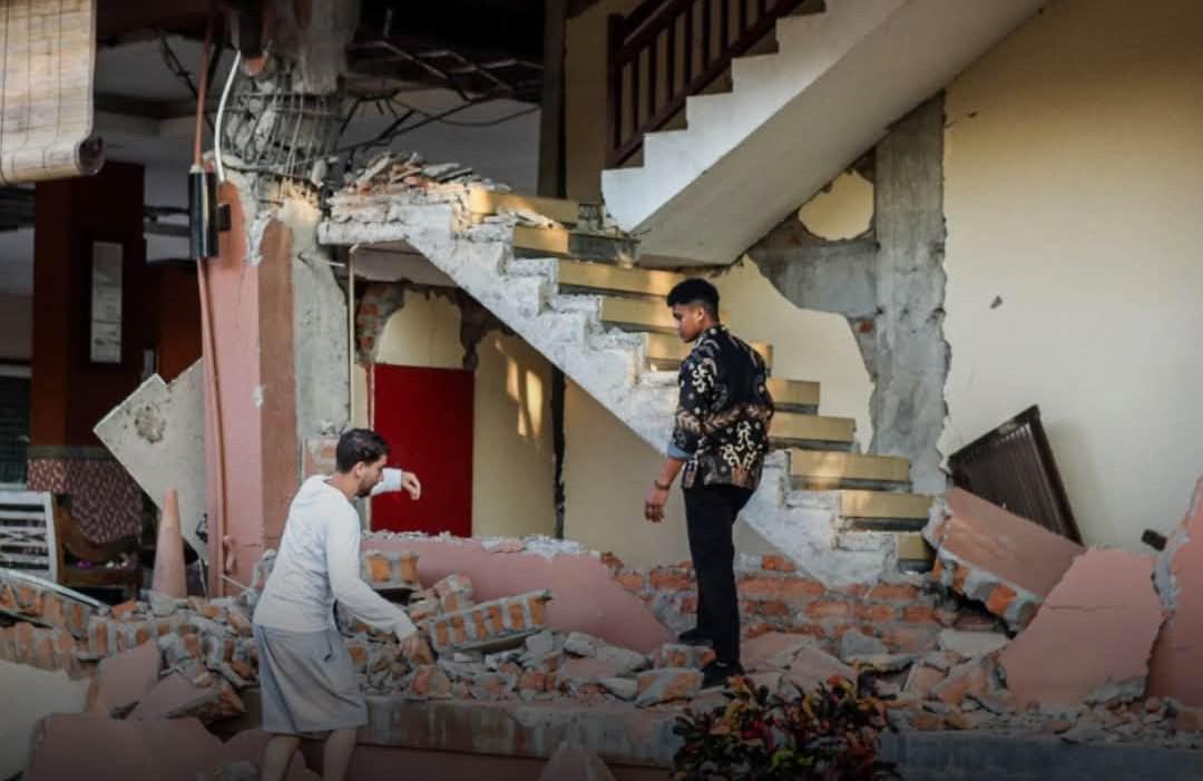 $!Terremoto de 7.7 deja al menos 47 muertos y 50 heridos en Indonesia