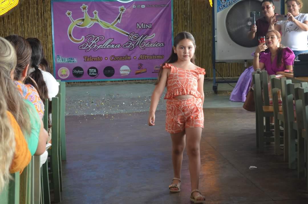 $!Kristell Navarrete de la Rosa en plena pasarela.