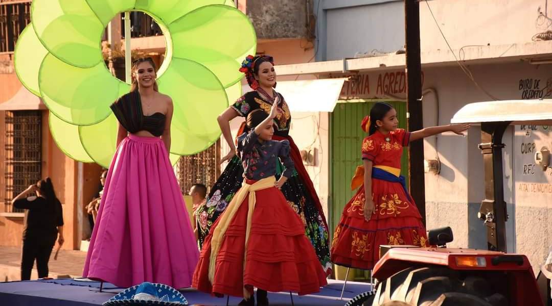 En Rosario viven el desfile de la primavera En Rosario viven el desfile de la primavera