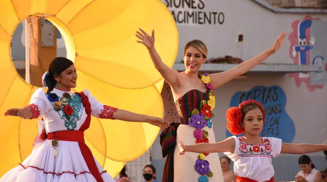 En Rosario viven el desfile de la primavera En Rosario viven el desfile de la primavera
