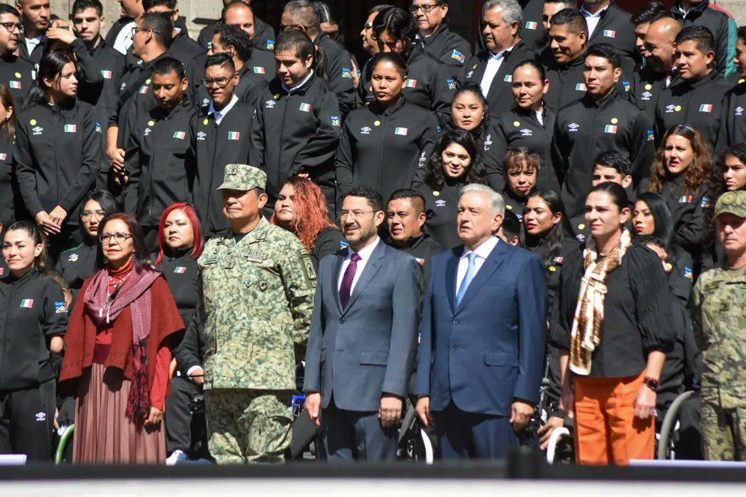 $!AMLO abanderó a delegación de Parapanamericanos para Santiago 2023