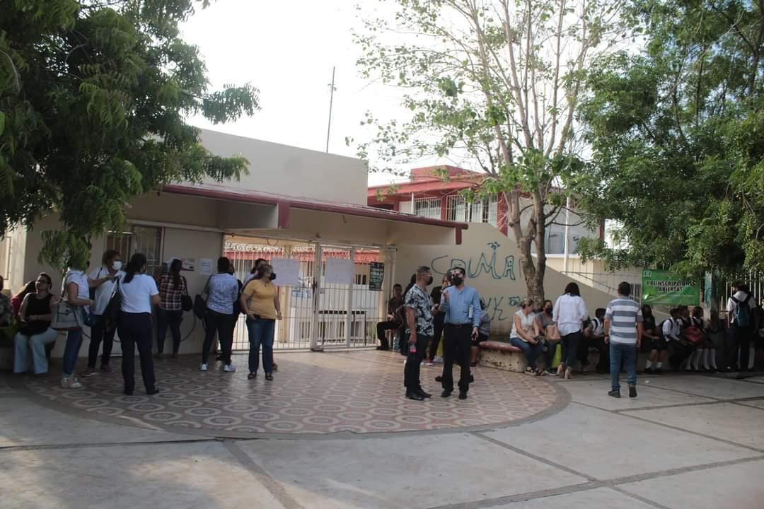 $!Padres de familia de Secundaria Jaime Torres Bodet bloquean la Clouthier, en Mazatlán