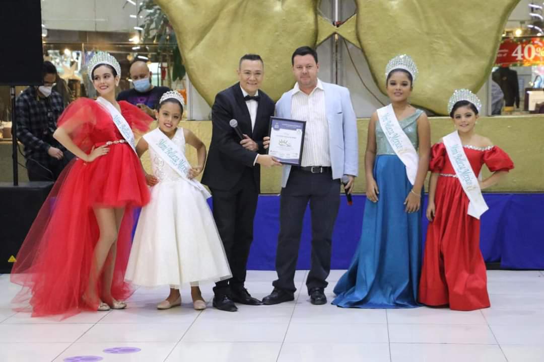 $!Eduardo Narváez les entregó un reconocimiento, aquí con las niñas mazatlecas y Carlos Gamboa, junto a Roxana Bustamante.