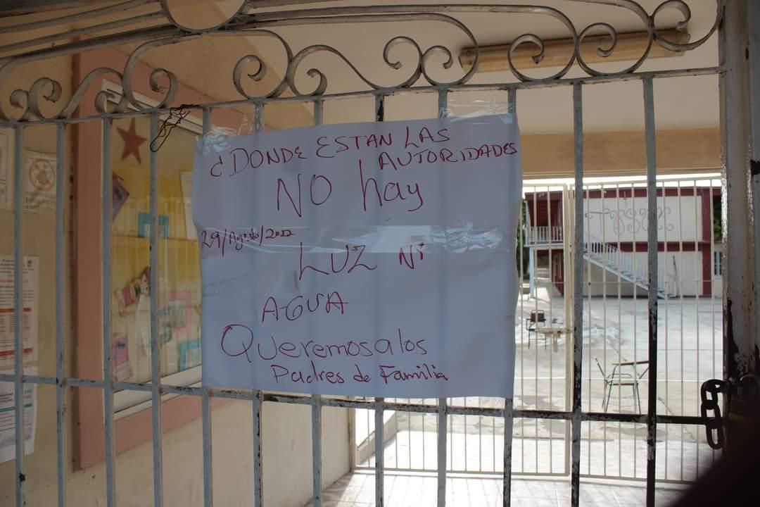 $!Padres de familia de Secundaria Jaime Torres Bodet bloquean la Clouthier, en Mazatlán