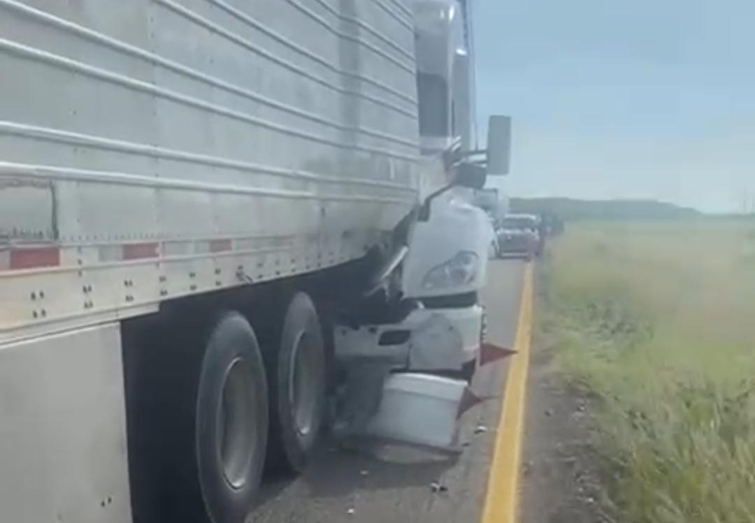 $!Choque entre tráileres provoca cierre parcial en la autopista Durango-Mazatlán