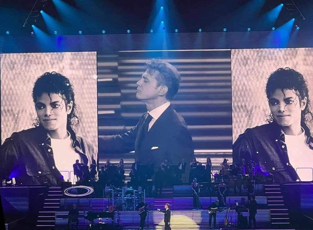 $!El programa incluyó un tema a dueto con Michael Jackson.