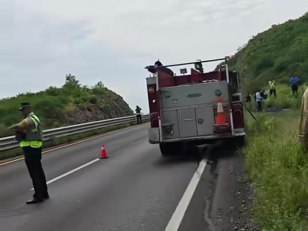 $!Falla mecánica provoca incendio de pickup en la carretera México 15, al norte de Ahome