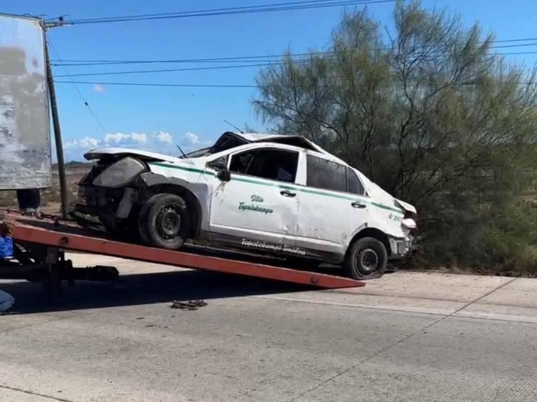 $!Vuelca taxi tras chocar contra un tráiler por la Mochis-Topolobampo, cuatro personas resultaron lesionadas