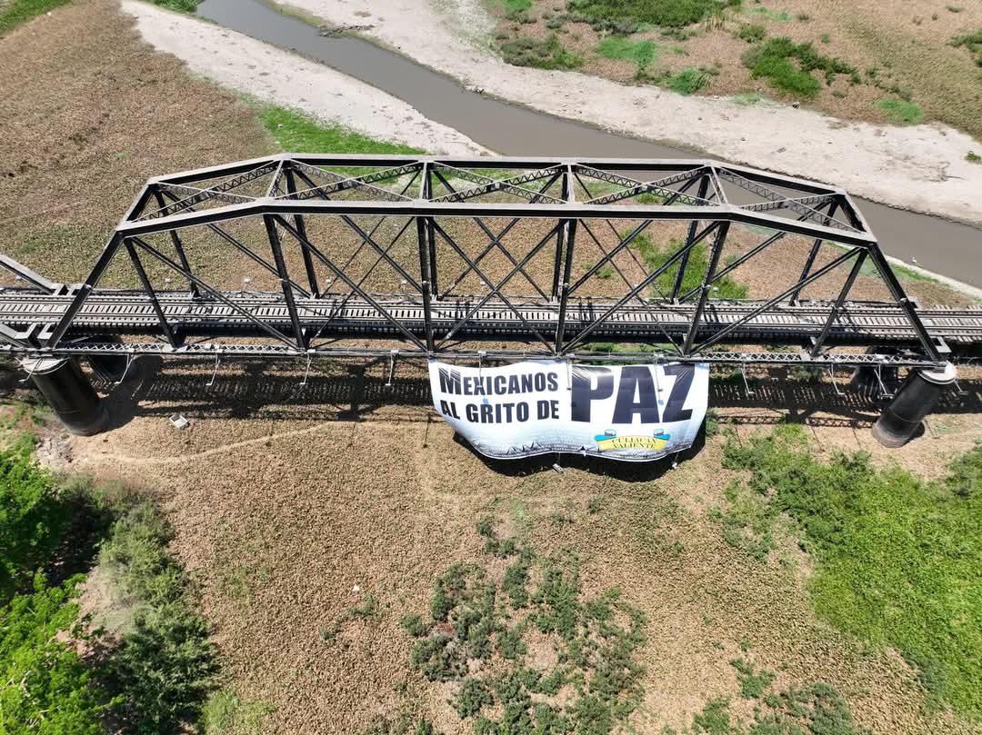 $!‘Culiacán Valiente’ coloca lona en el Puente Negro exigiendo paz